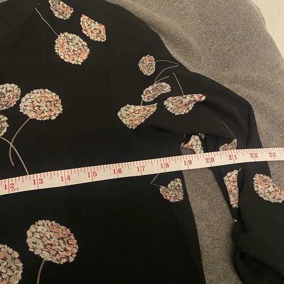 Blouse perfect for business casual. Looks great with jeans or slacks! EUC. - Picture 7 of 10